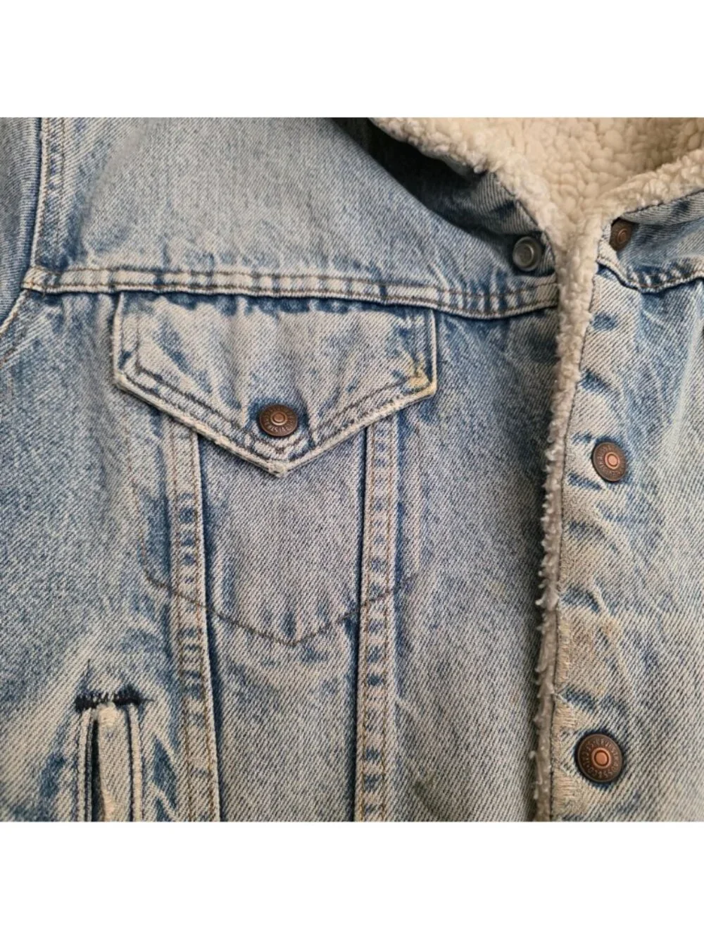 Levis Sherpa-Lined Denim Jacket Sz 40R Distressed Button-Up Front Pockets 1980s